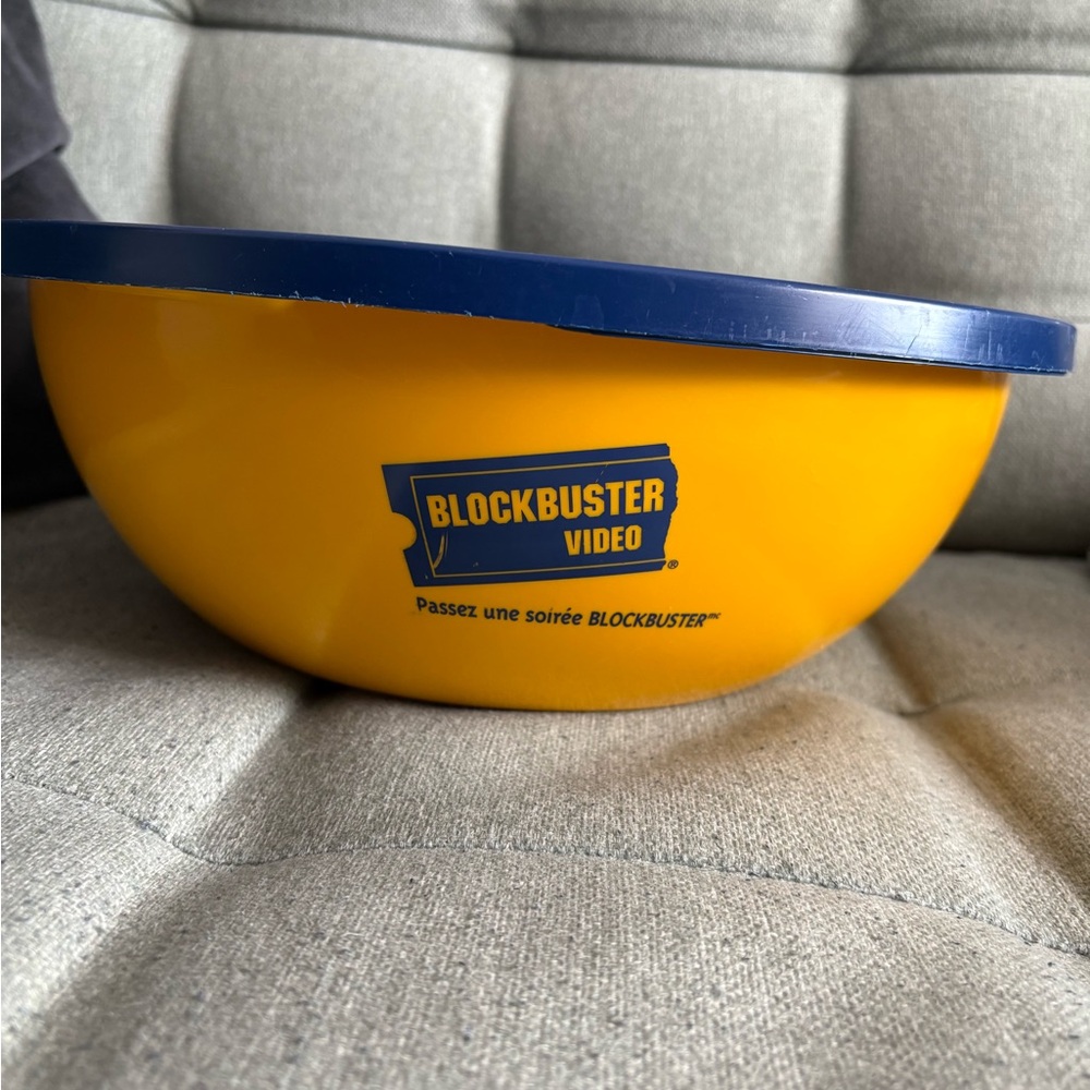 Blockbuster Popcorn bowl with lid.